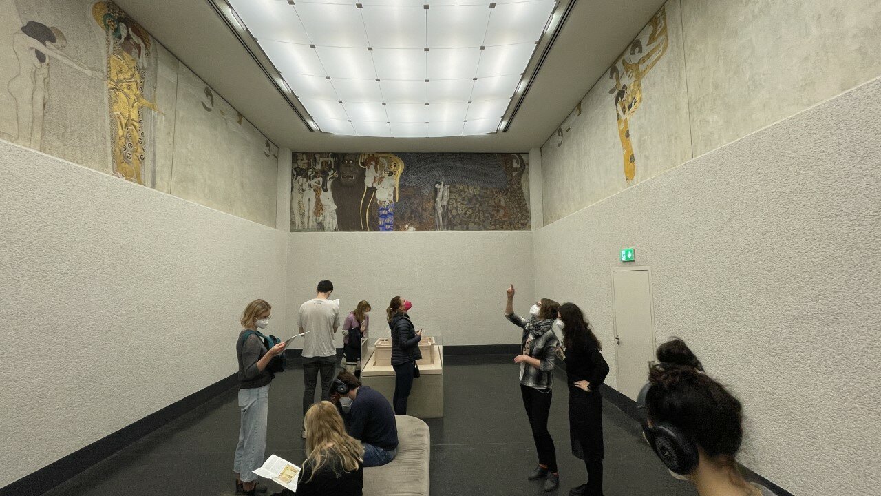 Setsessioonihoones Klimti "Beethoveni friisi" imetlemas