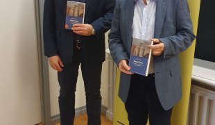 Raamatu autorid Anti Selart ja Mati Laur raamatu esitlusel Berliinis Eesti Vabariigi suursaatkonnas 