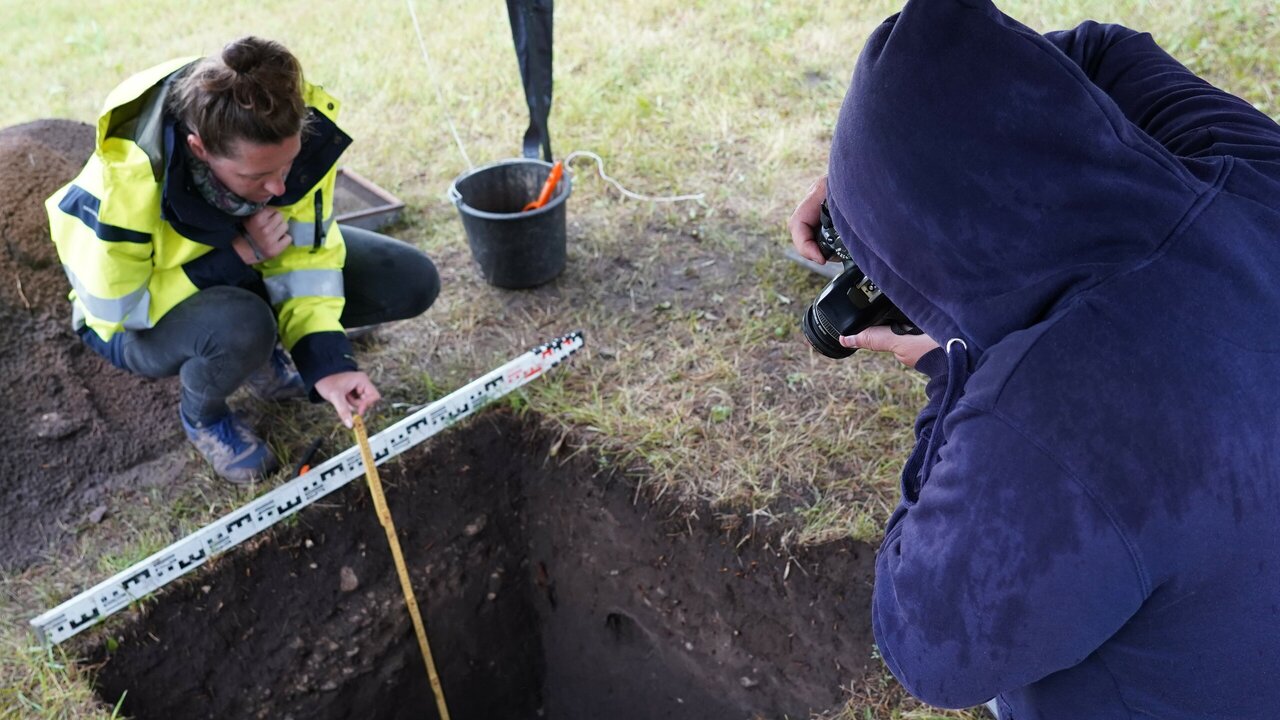 Arheoloogid Kerkko Nordqvist ja Aija Macāne dokumenteerimas pea pooleteise meetri sügavust proovikaevandit Toila Roosimäe asulakohal. Foto Aivar Kriiska