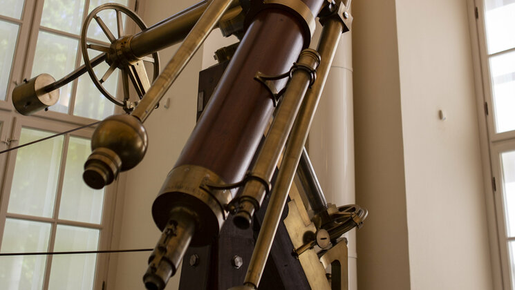 Tartu tähetorni idasaal vaatega Fraunhoferi teleskoobile.