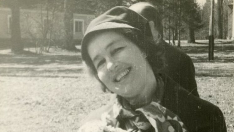 ÜAM F 292_83F_TÜ ajalooteaduskonna tsiviilkaitsealane õppus Sangastes. Vilma Trummal ülastekimbuga.