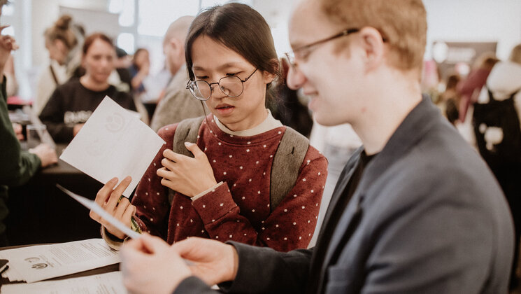 Tudeng karjääripäeval praktikapakkumistega tutvumas